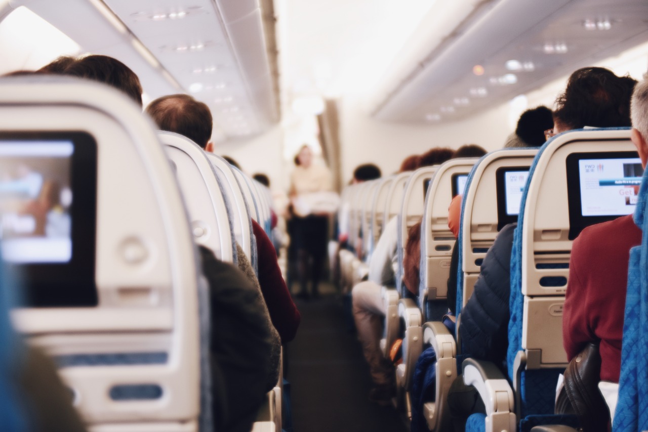 航空会社のラウンジ利用時の特典や注意点は？