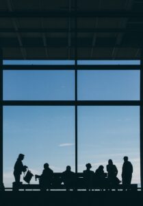 空港ラウンジを無料で利用するための同伴者付きクレジットカードは？