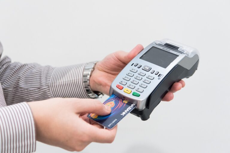 クレジットカードでマイルを効率的に貯めるにはANAが最適？
