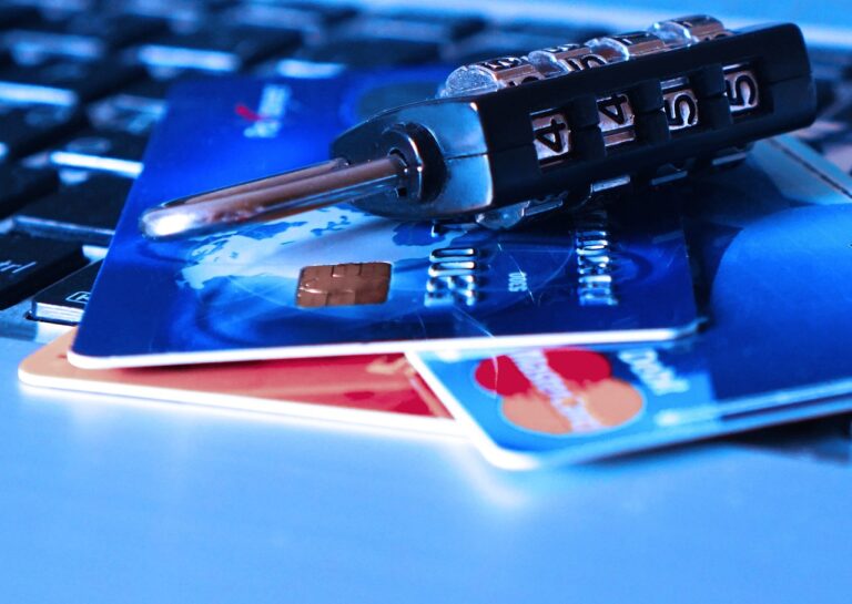 クレジットカードのデメリットと注意点は何ですか？